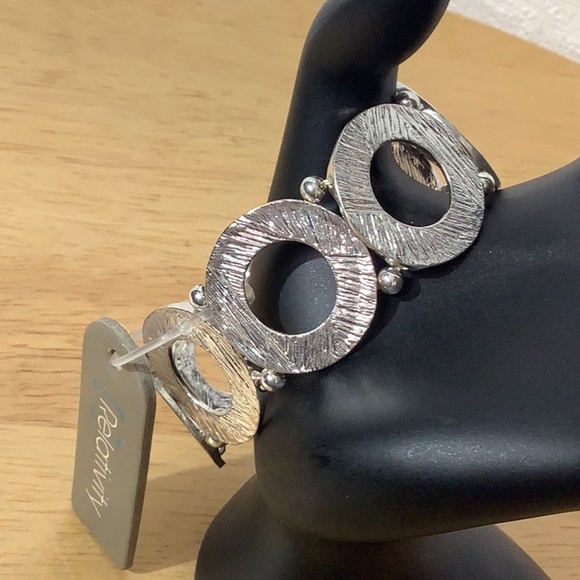 Relativity NEW - hammered silver colored stretchy bracelet - timeless - Picture 2 of 7